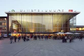 New entrance hall by architects Schmitt and Schneider from 1957 with its shell-shaped roof