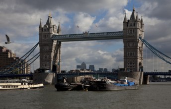 Built 1886-1894, twin towers 65 m high, clearance height 43 m, view from the west