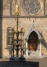 Fountain by Pierre Cuypers, behind it the entrance to the Knights' Hall