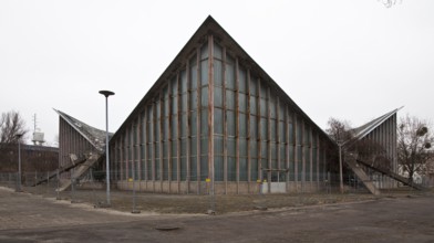 Multi-purpose hall HYPARSCHALE 1969 by Ulrich Müther (1934-2007) Corner view