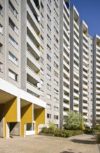 Semicircular, 18-storey residential tower block by Walter Gropius, entrance area on the inside