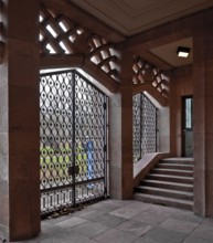 Built in 1925-29, passageway in the east wing with a view of the Old St John's Cemetery