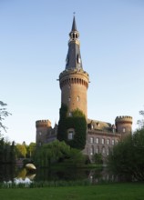 Moyland, castle park in spring