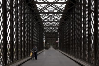 Built 1851-1857, original steel lattice superstructure, interior view of the temporary bridge