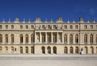 Facade of the centre building, garden side