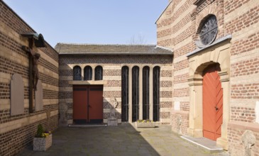 Forecourt with grave crosses, entrance to the baptistery by Dominikus Böhm 1928, St., Sankt, Saint