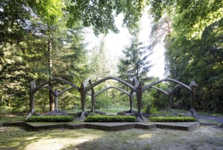 Julius Wissinger tomb, expressionist tomb created by Max Taut and Otto Freundlich in 1920