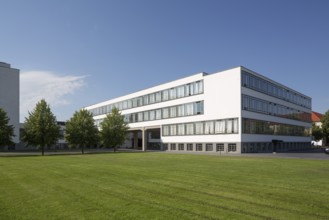 Dessau, Bauhaus, north wing and administration bridge from the north