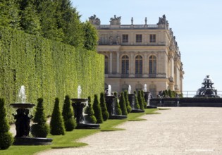 Facade of the central building, garden side with fountain