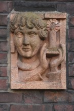 1926-1927 Architect: Figge, relief at a house entrance, head and candle, sculptor: Dorn