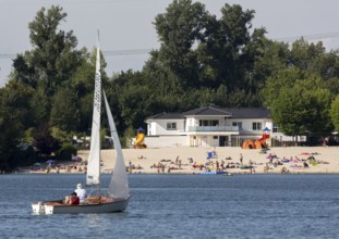 Erftstadt, Liblarer See, sailing boats, the lido in the background