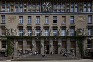 Founding building erected 1914-1916 by Oskar Pusch and Carl Julius Bär as DEUTSCHE BÜCHEREI, main