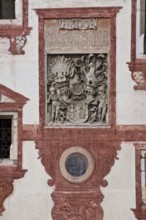 Österr Jenbach Schloss Tratzberg View. Castle complex from the 16th century. Coat of arms of the