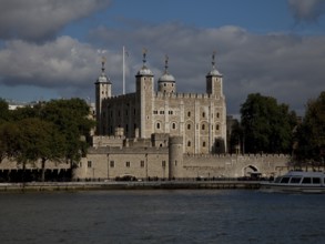 Section with White Tower from the south-west across the Thames