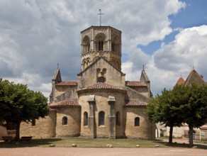 Semur-en-Brionnais Burgundy St-Hilaire Begun in the early 12th century Exterior view from the east,