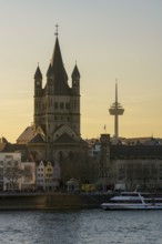 Cologne, view from the right bank of the Rhine to Groß-Sankt-Martin and the television tower