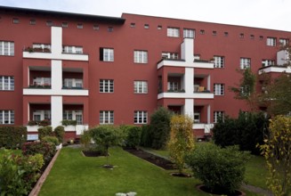 1925-33 by Bruno Taut and Martin Wagner, rear of a terraced building with house gardens, so-called