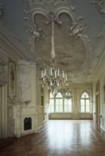 Spindlhof Palace, music hall in the Neurococo style. In the foreground a small Meissen tiled stove