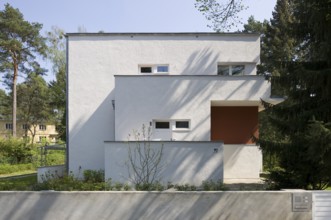 Built in 1923 by Erich Mendelsohn and Richard Neutra, street side