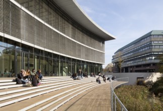 Ökonomicum, Oeconomicum, Institute of Economics, in the background the library