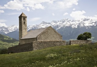 Italy S-Tyrol Tartsch St Veit on the Tartscher Bühel v NW. On the Bühel there is a Romanesque