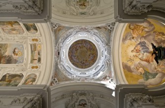 Mausoleum of Emperor Ferdinand II, Upper Church (St Catherine's Church), view into the crossing