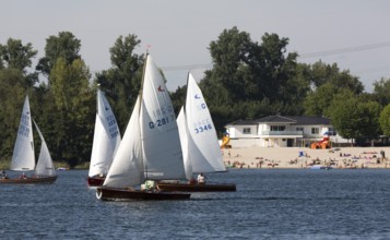 Erftstadt, Liblarer See, sailing boats, the lido in the background