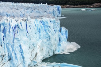 Large piece of glacier breaks off, Perito Moreno Glacier, Los Glaciares National Park, Santa Cruz,