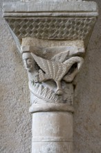 Plaimpied-Givaudins, Saint-Martin church from 1080, capital with two pelicans with intertwined