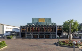 Krefeld, municipal theatre (Gerhard Graubner 1963) on Theaterplatz, in front of it a stainless