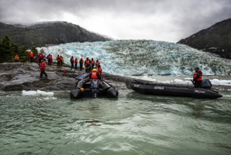 Excursion by Zodiac from the cruise ship Ventus Australis to the Pia Glacier, Cordillera Darwin,