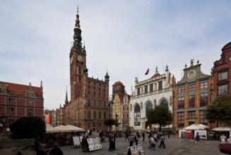 View from the south-east, Marienkirchturm to the right at the back, Artushof to the right