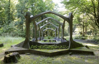 Julius Wissinger tomb, expressionist tomb created by Max Taut and Otto Freundlich in 1920