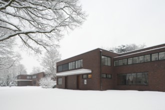 Built between 1928 and 1930 by Ludwig Mies van der Rohe as a residential building, street side