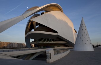 City of Arts and Sciences (cat./val. Ciutat de les Arts i de les Ciències), opera house QUEEN