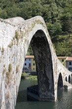 Pilgrims' bridge Ponte del Diavolo over the river Serchio