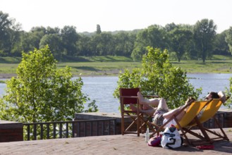 Couple in a deckchair, in the background Rhine and Oberkassler Rheinwiesen