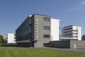 Dessau, Bauhaus, workshop wing, view from the south, Prellerhaus on the right