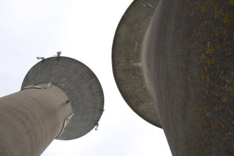 Bresse, 2 different water towers diagonally from below