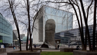 LA GRANDE ARCHE, in front of it bronze sculpture DER DAUMEN by Cesar Baldaccini, erected in 1994