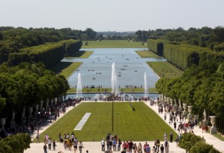 Castle park, axis with mirror pond to the west