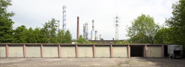 Garages, behind them industrial facilities of Ruhr Öl Raffinerie Horst