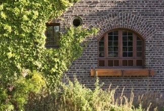 Residence for Heinrich Campendonck, built by Karl Buschhüter in 1922, north side, detail of window