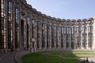 Palacio de Abraxas 1982 by Ricardo Bofill, inner courtyard