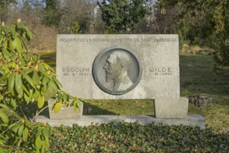 Rudolph Wilde grave of honour, I. Eisackstraße municipal cemetery, Schöneberg, Berlin, Germany,