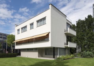 Built 1932-1933 by Brinkman & Van der Vlugt, view from the garden from the south-west