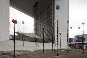 LA GRANDE ARCHE, built 1984-89 by Johan Otto von Spreckelsen, objects by the Greek artist TAKIS