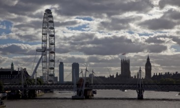 Left: LONDON EYE built 1999 height 135 m, centre: Houses of Parliament 1839-1888, front: Hungerford