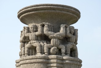 Expressionist jewellery vase made of shell limestone on the bank protection wall: wheel beater by