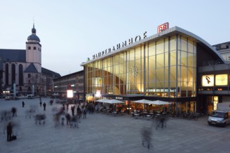 New entrance hall by architects Schmitt and Schneider from 1957 with its shell-shaped roof